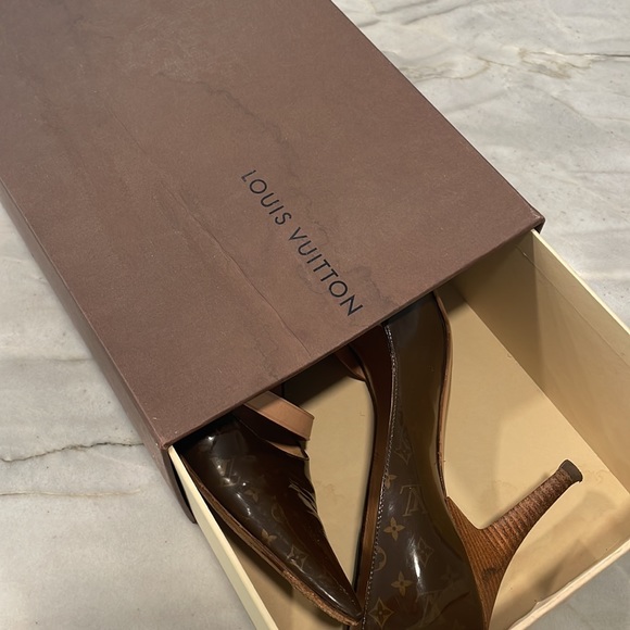 Louis Vuitton brown patent pumps with stacked wood heel and Mary jane strap. - Picture 7 of 7